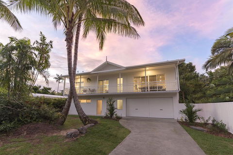 Villa Sorrento - Luxury Holiday Home - Accommodation Redcliffe 0