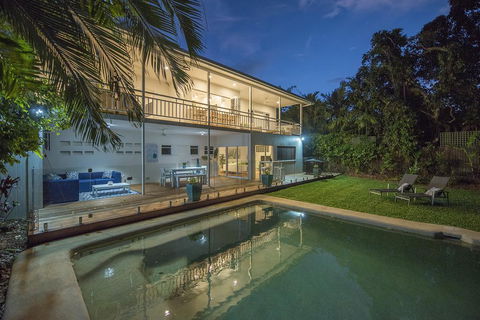 Villa Sorrento - Luxury Holiday Home - Accommodation Redcliffe 2