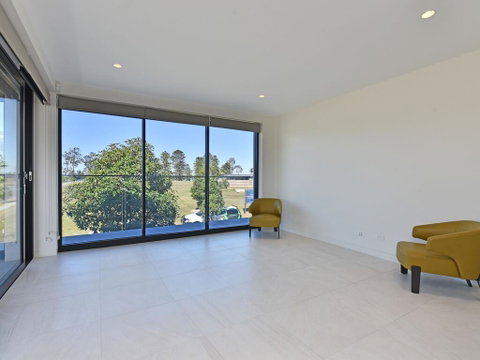 Villa Sorrento Waterside At Trinity Point - Accommodation Redcliffe 3