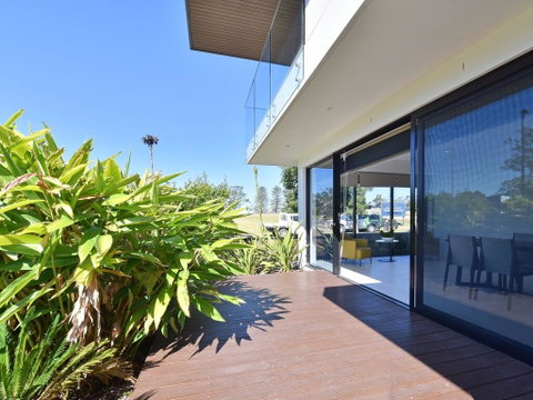 Villa Sorrento Waterside At Trinity Point - Accommodation Redcliffe 2