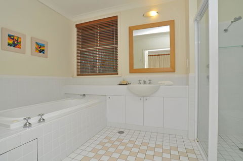 Villa Spa Executive 1br Champagne Resort Condo Located Within Cypress Lakes Resort (nothing Is More Central) - Accommodation Redcliffe 2
