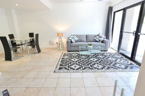 Villa Via Veneto - Accommodation Redcliffe 0