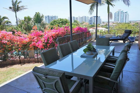 Villa With Views & Pool - Accommodation Redcliffe 2