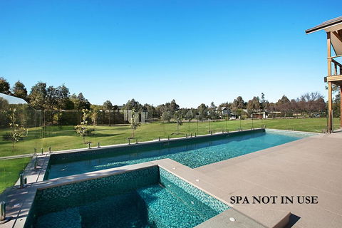 Vineyard Views - Accommodation Redcliffe 3