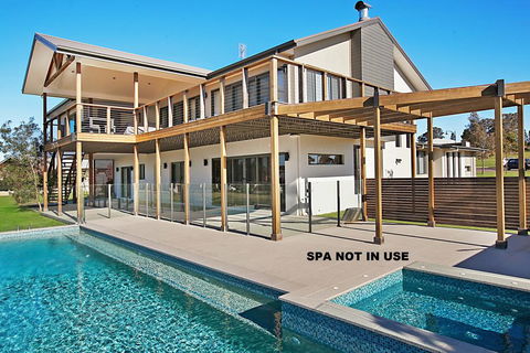 Vineyard Views - Accommodation Redcliffe 1