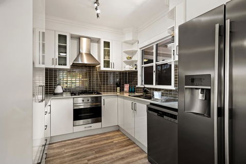 Viola House - Accommodation Redcliffe 2