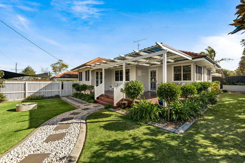 Viola House - Accommodation Redcliffe 0