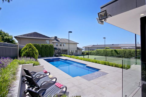 Vue De La Mer Luxury Family Retreat With Tennis Court, Pool, Spa, Water Views - Accommodation Redcliffe 0