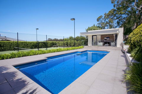 Vue De La Mer Luxury Family Retreat With Tennis Court, Pool, Spa, Water Views - Accommodation Redcliffe 3