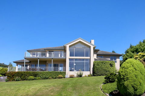 Vue De La Mer Luxury Family Retreat With Tennis Court, Pool, Spa, Water Views - Accommodation Redcliffe 1