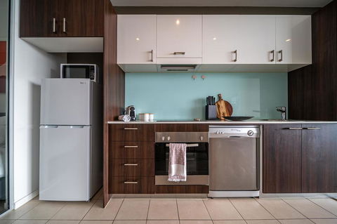 Vue Of The East End-Wifi - Netflix - Nespresso - Accommodation Redcliffe 3