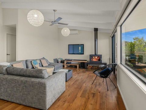 Waikiki Views - Accommodation Redcliffe 2