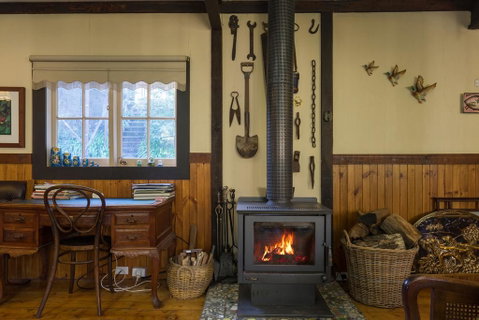 Walhalla Coach House - Accommodation Redcliffe 2