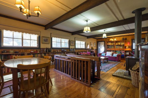 Walhalla Coach House - Accommodation Redcliffe 3