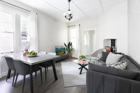 Walk Everywhere In The City From A Historic Home - Accommodation Redcliffe 1