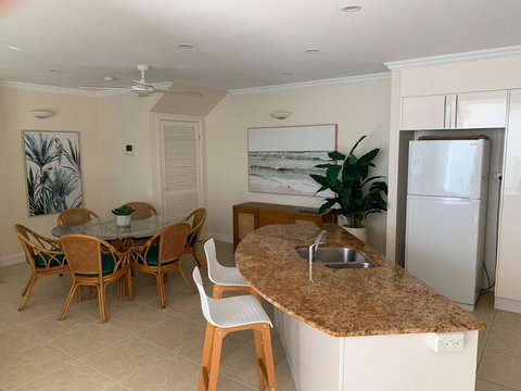 Walk To The Ocean In Five Minutes - Accommodation Redcliffe 2