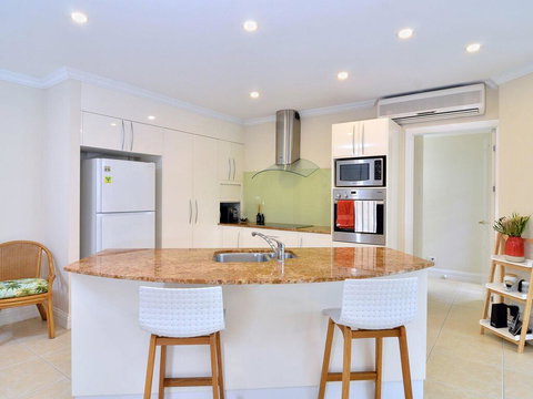 Walk To The Ocean In Five Minutes - Accommodation Redcliffe 1