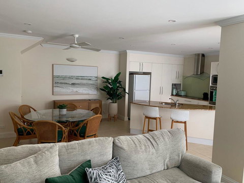Walk To The Ocean In Five Minutes - Accommodation Redcliffe 3