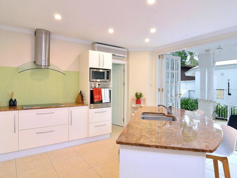 Walk To The Ocean In Five Minutes - Accommodation Redcliffe 0