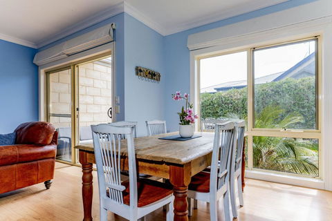 WALKIN ON SUNSHINE - STROLL TO BEACH BREAK - Accommodation Redcliffe 1