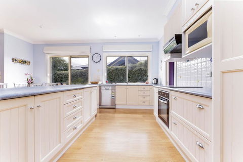 WALKIN ON SUNSHINE - STROLL TO BEACH BREAK - Accommodation Redcliffe 2