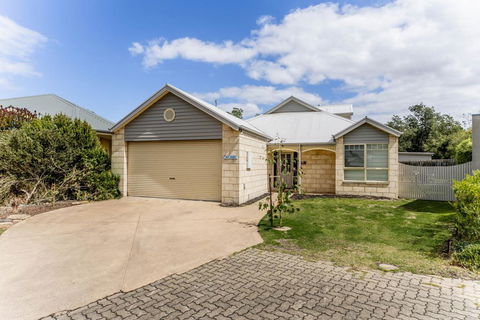 WALKIN ON SUNSHINE - STROLL TO BEACH BREAK - Accommodation Redcliffe 0
