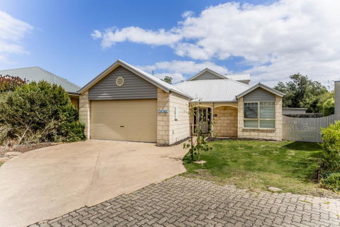 WALKIN' ON SUNSHINE - Accommodation Redcliffe 0