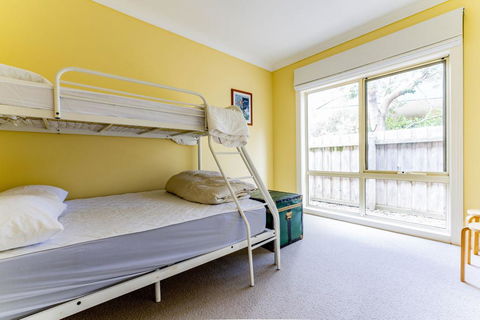 WALKIN' ON SUNSHINE - Accommodation Redcliffe 1