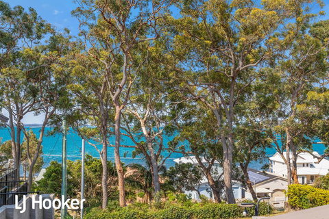 Wanda Waterview - Tranquil Treetop Surrounds - Accommodation Redcliffe 0