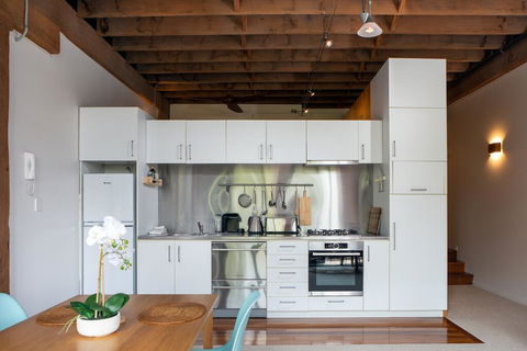 Warehouse Apartment With Balcony In Trendy Area - Accommodation Redcliffe 2