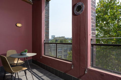 Warehouse Apartment With Balcony In Trendy Area - Accommodation Redcliffe 3