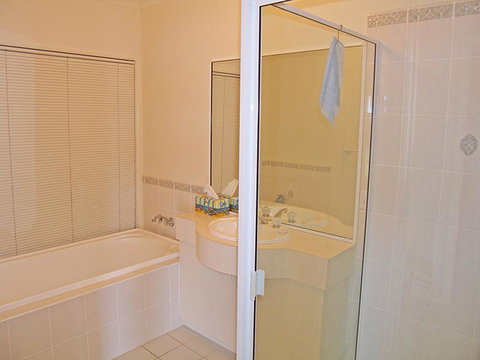 Water View House @ Orient Point - Accommodation Redcliffe 3