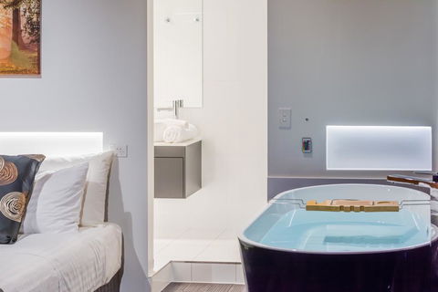 Waterfall Springs Retreat - Accommodation Redcliffe 0