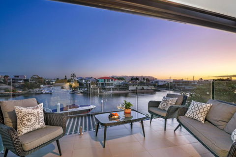 Waterfront Boutique Apartment - Personal Concierge - Accommodation Redcliffe 1