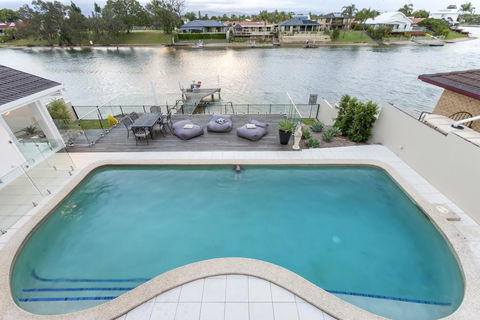 Waterfront Entertainer - Accommodation Redcliffe 0