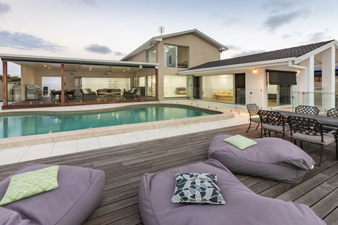 Waterfront Entertainer - Accommodation Redcliffe 1