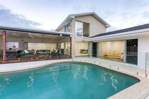 Waterfront Entertainer - Accommodation Redcliffe 3