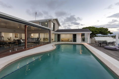 Waterfront Entertainer - Accommodation Redcliffe 2