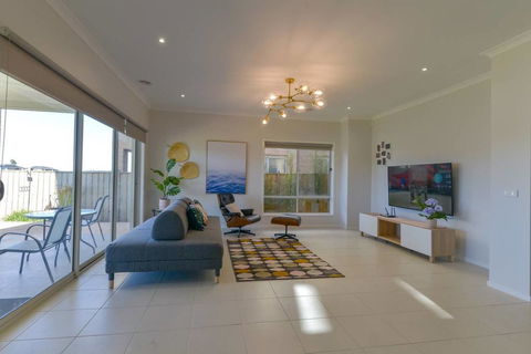 Waterfront Grand Villa For Big Group - Accommodation Redcliffe 0