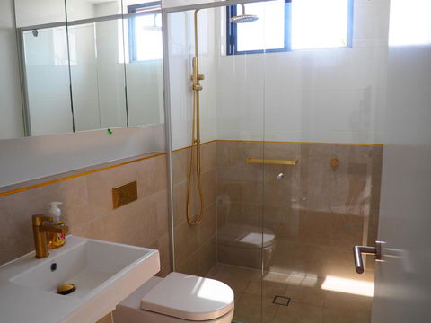 Waterfront Quiet Room - Accommodation Redcliffe 2