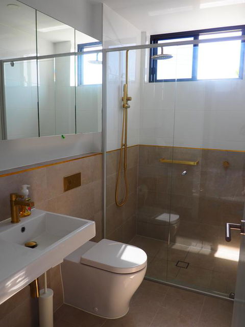 Waterfront Quiet Room - Accommodation Redcliffe 1