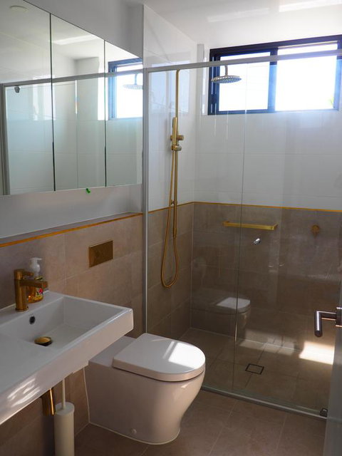 Waterfront Quiet Room - Accommodation Redcliffe 1