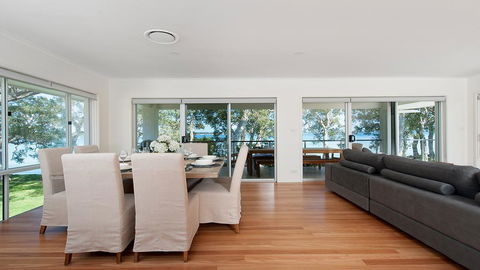 Waterfront Serenity - Luxury Home With Grand Views - Accommodation Redcliffe 3