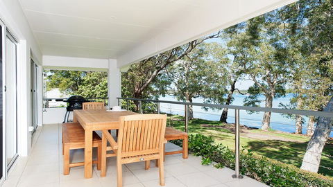 Waterfront Serenity - Luxury Home With Grand Views - Accommodation Redcliffe 2