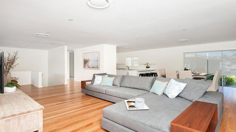 Waterfront Serenity - Luxury Home With Grand Views - Accommodation Redcliffe 1