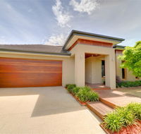 Newington Lakehouse - Accommodation Redcliffe