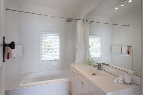 Sorrento Beach House - Perfect Spot And NEW Pool - Accommodation Redcliffe 5