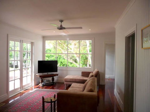 Sorrento Beach House - Perfect Spot And NEW Pool - Accommodation Redcliffe 3