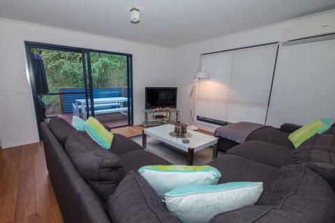 Demure Charm - Accommodation Redcliffe 9
