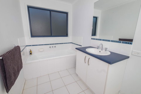 Demure Charm - Accommodation Redcliffe 14